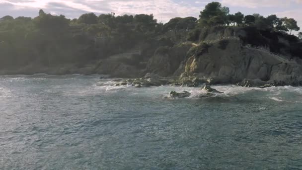 Lloret de Mar på Medelhavet på sommaren Spanien Slowmotion drönare flygning — Stockvideo