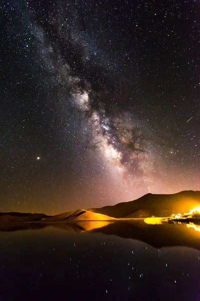 Spiegelung Der Milchstraße Auf Dem See Der Nacht — Stockfoto