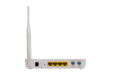 Beyaz arka plan üzerinde izole beyaz kablosuz internet yönlendirici