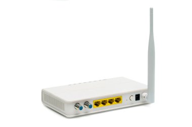 Beyaz arka plan üzerinde izole beyaz kablosuz internet yönlendirici
