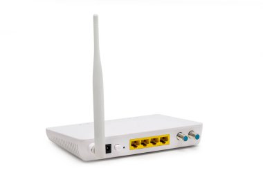 Beyaz arka plan üzerinde izole beyaz kablosuz internet yönlendirici