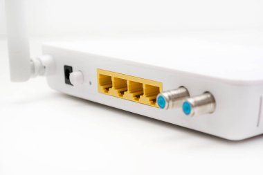 Beyaz arka plan üzerinde izole beyaz kablosuz internet yönlendirici