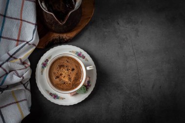 Türk kahvesi ve cezve karanlık taş masada