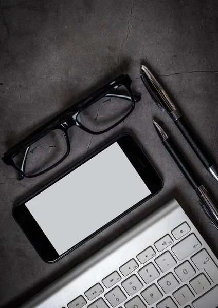 Mesa Escritorio Piedra Con Teclado Smartphone Vista Superior Con Espacio — Foto de Stock