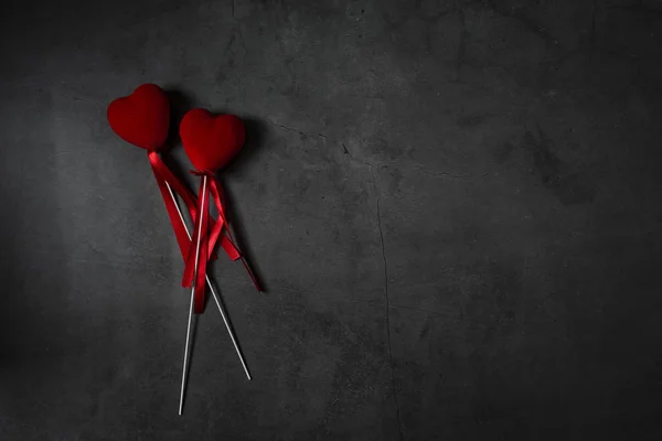 Dvě Červené Srdce Tmavém Pozadí Kamene Pro Valentinky Den — Stock fotografie
