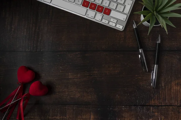 Two Red Hearts Keyboard Pen Plant Dark Wooden Background Valentines — Stock Photo, Image