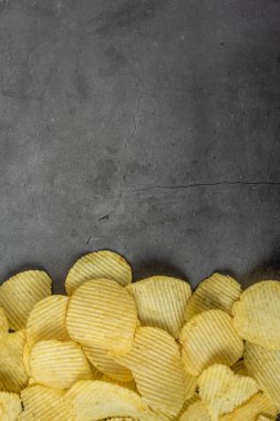 Gevrek patates cipsi taş zemin üzerine yığını