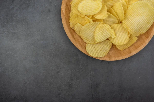 Plate Crispy Potato Chips Stone Background — Stock Photo, Image
