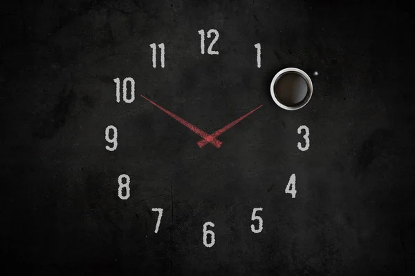 コーヒーの時間を示す時計にコーヒーの完全なマグカップの創造的なイメージ — ストック写真