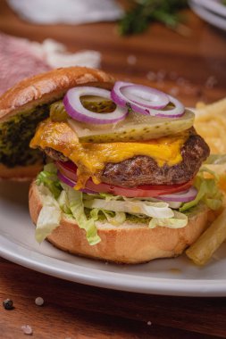 hamburger, patates kızartması ile