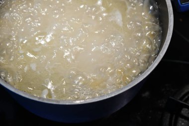 Ocakta mavi tencerede makarna haşlama