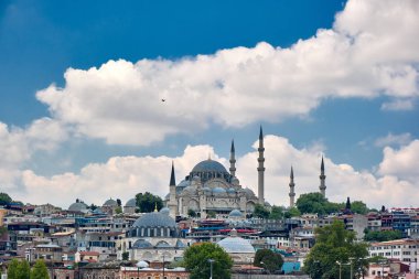 Türkiye'de Süleymaniye Camii ile İstanbul şehir silueti