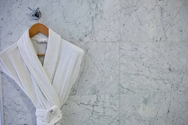 白色干净的浴衣挂在木制衣架上 — 图库照片