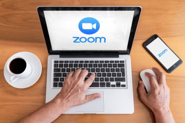 Antalya, Turkey - 28 Mayıs 2020. Akıllı telefon ve bilgisayar Zoom Cloud Toplantı uygulamasının logosunu gösteriyor.