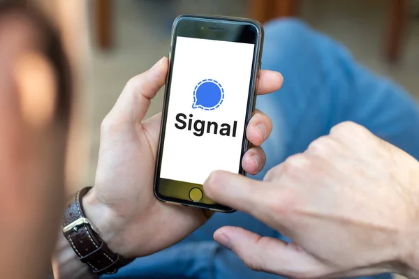 Antalya, Turkey - 8 Haziran 2020. Özel Haberci uygulamasının logosunu gösteren akıllı telefon.