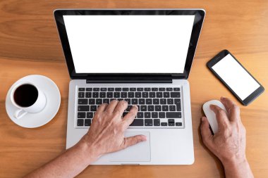 bilgisayar, cep telefonunun boş görüntüsü reklam metni için beyaz arkaplan, el bilgisayarı kullanarak cep telefonuyla arama bilgisini kafede masasına koyuyor. pazarlama, tasarım