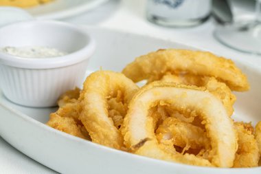 Kızarmış squids ve soslu ahtapot (kalamar)