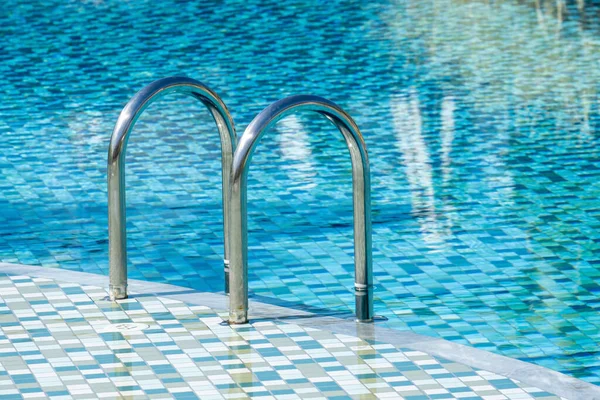 Grab Bar Scala Nella Piscina Blu — Foto Stock