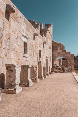 Patara (Pttra). Eski Lycian şehri Patara 'nın kalıntıları. Amfi-tiyatro ve Lycia Halk Meclisi. Patara, Lycia Ligi 'nin başkentindeydi. Hava görüntüsü çekimi. Antalya, Turka.