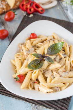 Tavuklu kremalı makarna, maydanozlu domates.