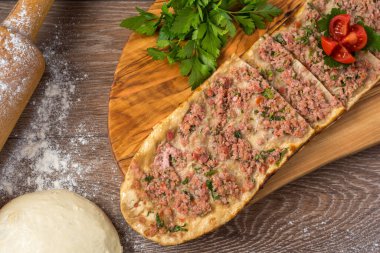 Geleneksel Türkçe fırında pide. Türk pizzası, Orta Doğu aperatifleri. Türk mutfağı. Üst Manzara. Et ile doldurulmuş çam