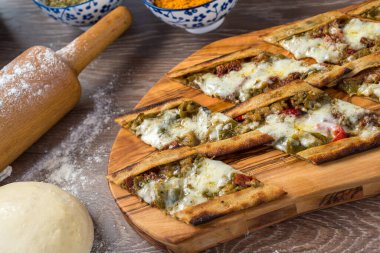 Geleneksel Türkçe fırında pide. Türk pizzası, Orta Doğu aperatifleri. Türk mutfağı. Üst Manzara. Et ile doldurulmuş çam