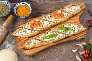 Geleneksel Türkçe fırında pide. Türk pizzası, Orta Doğu aperatifleri. Türk mutfağı. Üst Manzara. Peynir dolgulu Pide