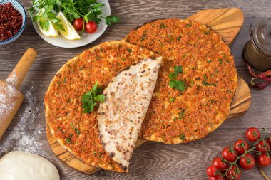 Lezzetli Türk pizzası Lahmacun. Lahmacun lezzetli ve lezzetli.