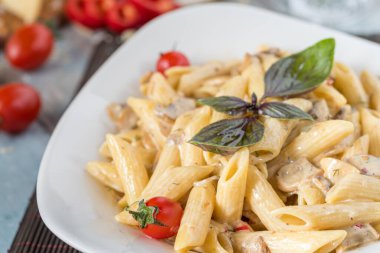 Tavuklu kremalı makarna, maydanozlu domates.