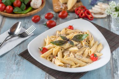 Tavuklu kremalı makarna, maydanozlu domates.