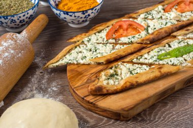 Geleneksel Türkçe fırında pide. Türk pizzası, Orta Doğu aperatifleri. Türk mutfağı. Üst Manzara. Peynir dolgulu Pide
