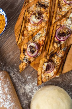 Geleneksel Türkçe fırında pide. Türk pizzası, Orta Doğu aperatifleri. Türk mutfağı. Üst Manzara. Et ile doldurulmuş çam