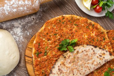 Lezzetli Türk pizzası Lahmacun. Lahmacun lezzetli ve lezzetli.