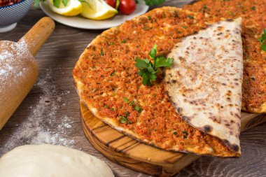 Lezzetli Türk pizzası Lahmacun. Lahmacun lezzetli ve lezzetli.