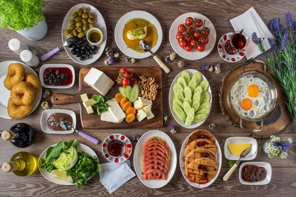 전통적 식사는 전통적 터키식 위에서 제공되었다 — 스톡 사진