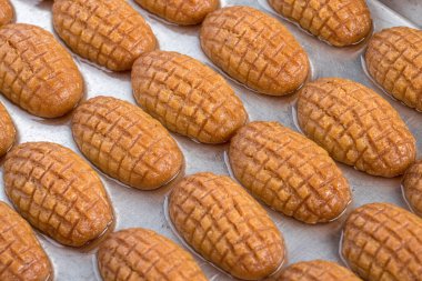 Geleneksel Türk tatlısı tepside ahşap masada