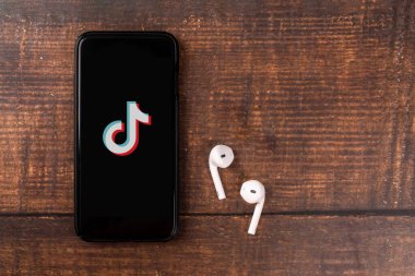 Antalya, Turkey - 3 Temmuz 2020. Tiktok uygulamasının logosunu gösteren akıllı telefon.