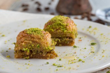 Türk kahvesi ve geleneksel Türk tatlıları ahşap masada