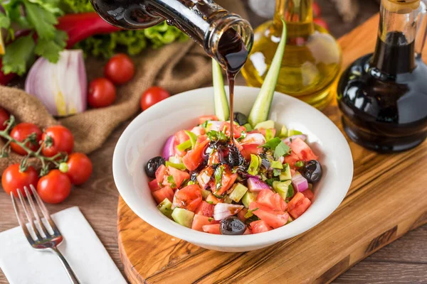 Salada Mista Saudável Tigela Branca Mesa Madeira — Fotografia de Stock