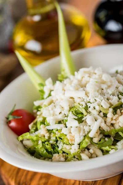 Salade Mixte Saine Dans Bol Blanc Sur Une Table Bois — Photo