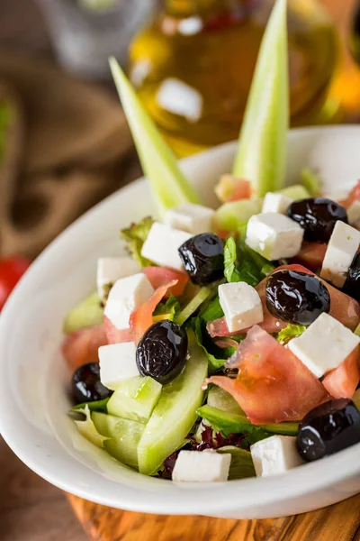 Insalata Mista Sana Ciotola Bianca Sul Tavolo Legno — Foto Stock