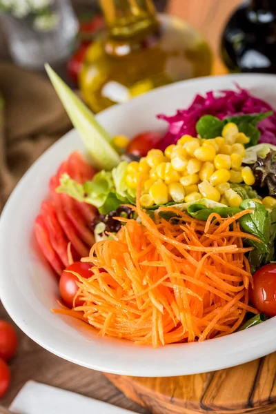 Gezonde Gemengde Salade Witte Kom Houten Tafel — Stockfoto