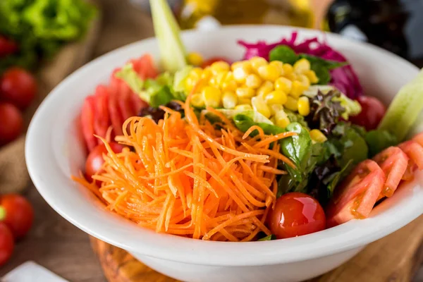 Gezonde Gemengde Salade Witte Kom Houten Tafel — Stockfoto