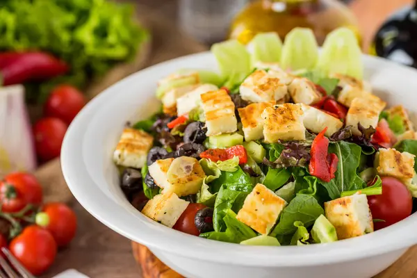 Salade Mixte Saine Dans Bol Blanc Sur Une Table Bois — Photo