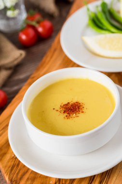 Kırmızı mercimek çorbası. Geleneksel Ortadoğu, Türk mutfağı. Vejetaryen yemeği. Üst görünüm