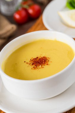 Kırmızı mercimek çorbası. Geleneksel Ortadoğu, Türk mutfağı. Vejetaryen yemeği. Üst görünüm