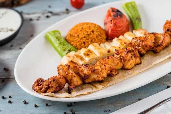 Traditioneller Türkischer Gegrillter Chicken Shish Kebab Mit Gemüse Spieß — Stockfoto