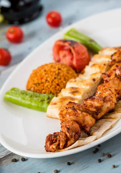 Traditioneller Türkischer Gegrillter Chicken Shish Kebab Mit Gemüse Spieß — Stockfoto