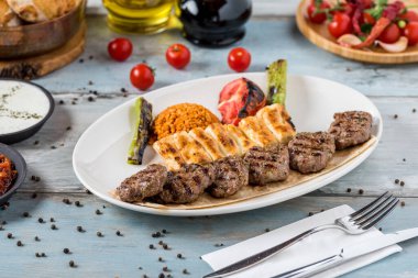Geleneksel Türk kofti. Baharatlı köfte kebap ya da kebap..