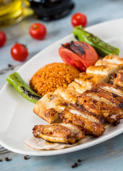 Türkische Küche Chicken Wings Grill Gegrillte Hühnerflügel Auf Hölzernem Hintergrund — Stockfoto